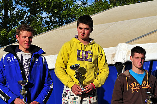 Pierre-Louis Costich entouré de Gianni Andries et de Quentin Wester sur le podium des Juniors MX1/MX3.