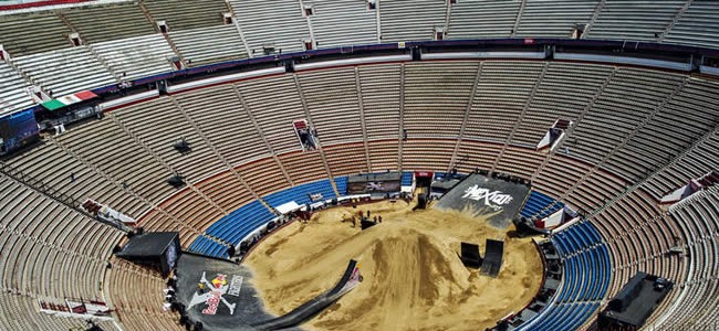 Vidéo: la construction de la piste des Red Bull X-Fighters à Mexico
