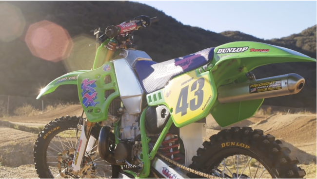 Vidéo : Une Kawasaki KX500 en Supercross