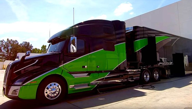 Vidéo : le camion du team US Kawasaki Monster Energy nous ouvre ses portes