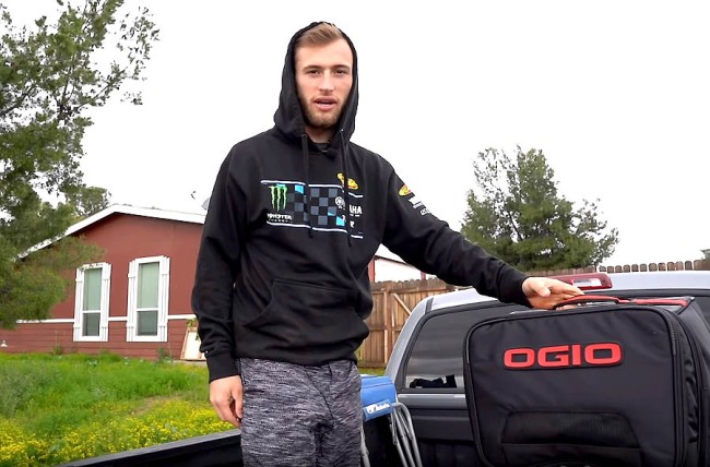 Vidéo : qu’il y a-t-il dans le sac de Justin Cooper ?