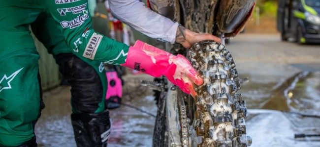 Des gants pour nettoyer les parties les moins accessibles de votre moto
