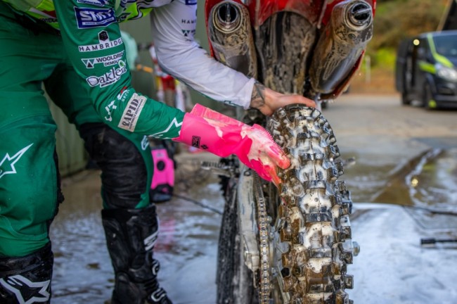 Des gants pour nettoyer les parties les moins accessibles de votre moto