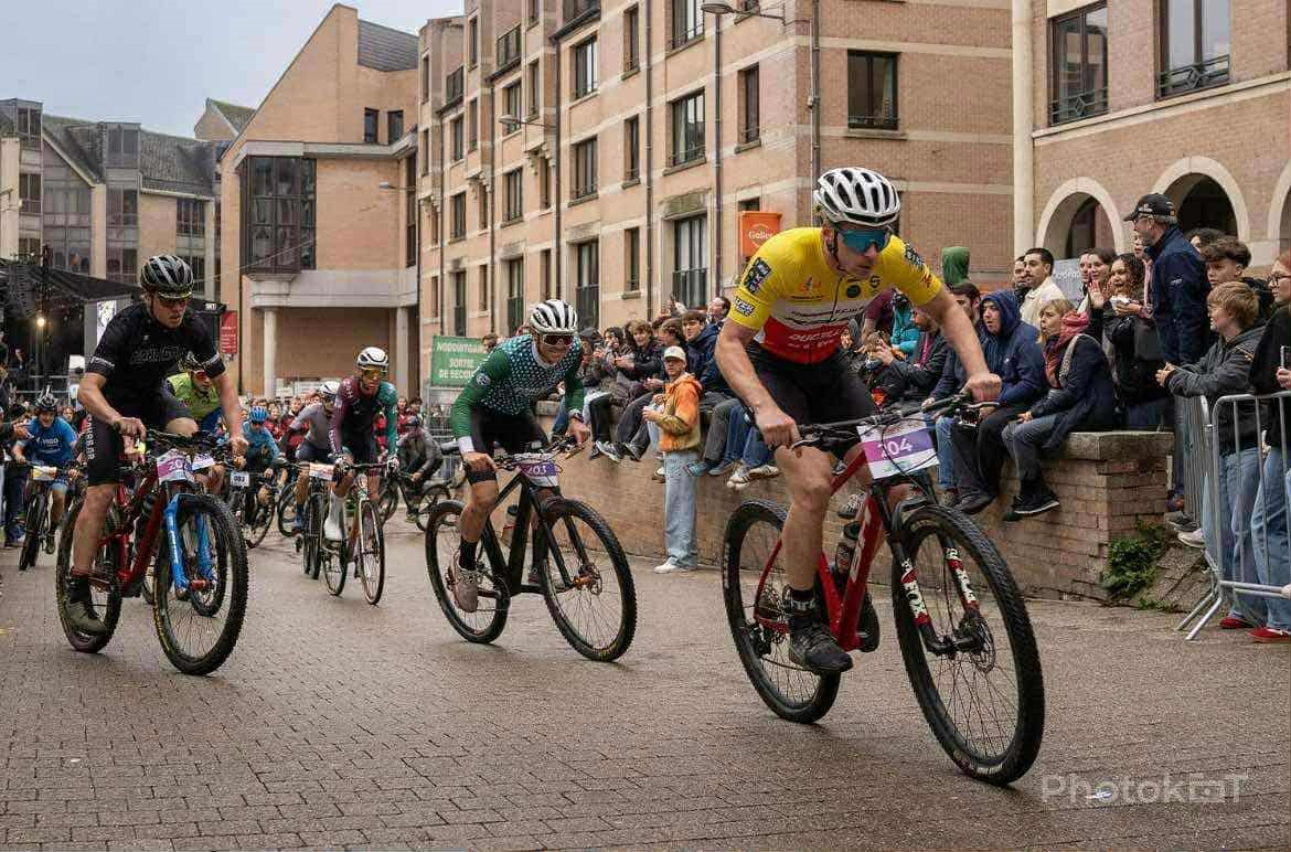 Quand le motocross s’invite aux 24h vélo de Louvain-la-Neuve : une histoire d’amitié, de sport et de dépassement